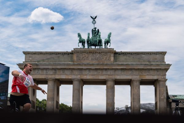 Valentin Moll (LC Rehlingen) beim Kugelstossen waehrend der deutschen Leichtathletik-Meisterschaften auf dem Pariser Platz am 24.06.2022 in Berlin